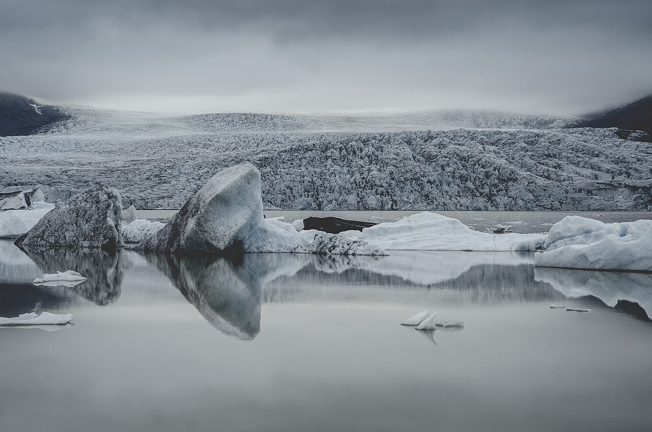 Icebergs and the glacier at Fjallsárlón